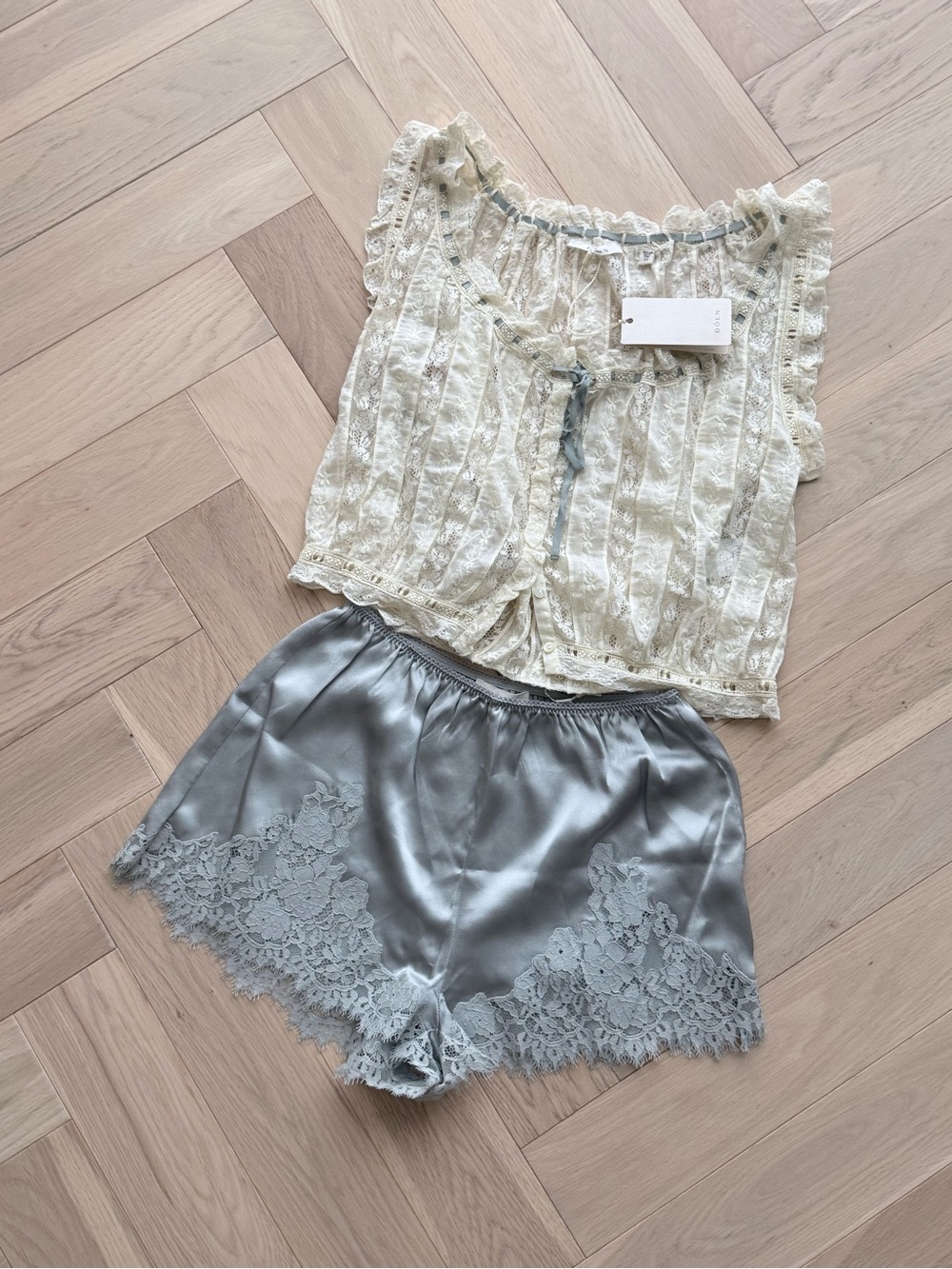 Doen Iona Silk Shorts, Eucalyptus - Picture 5 of 6